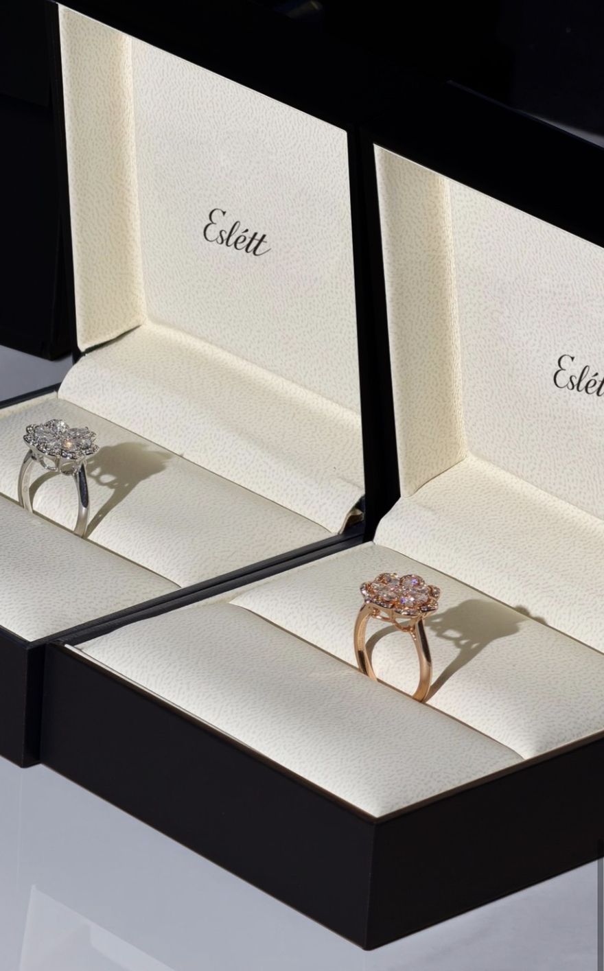Eslétt rings in branded boxes